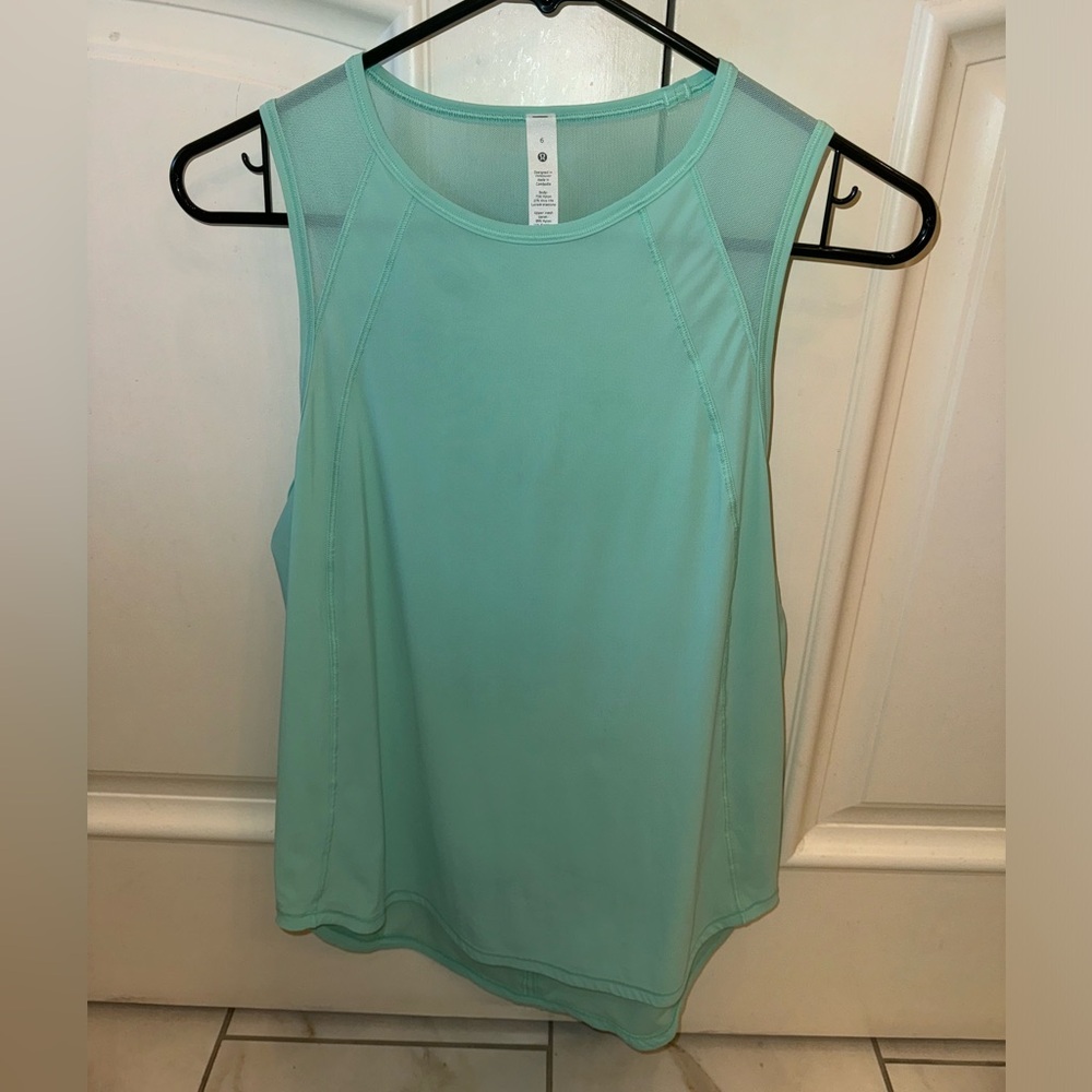 lululemon Sculpt tank vent back. Gently worn. Excellent condition. Size 6